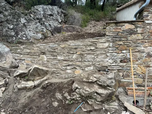 Restanque sur des rochers dans le secteur des Alpilles, Arles, ZANI TP-AP