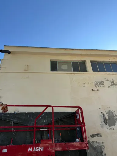 Rénovation de façade extérieure sur un bâtiment industriel à Nîmes, Arles, ZANI TP-AP