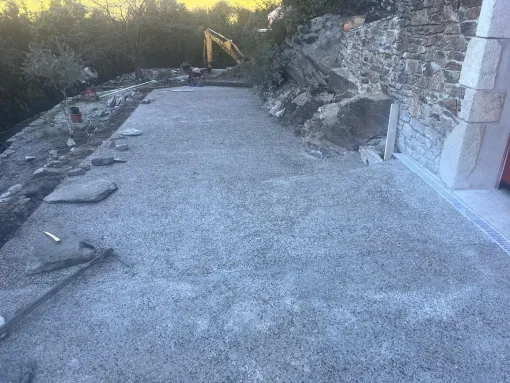 Réalisation d'une allée en béton désactivé à Fontvieille, Arles, ZANI TP-AP